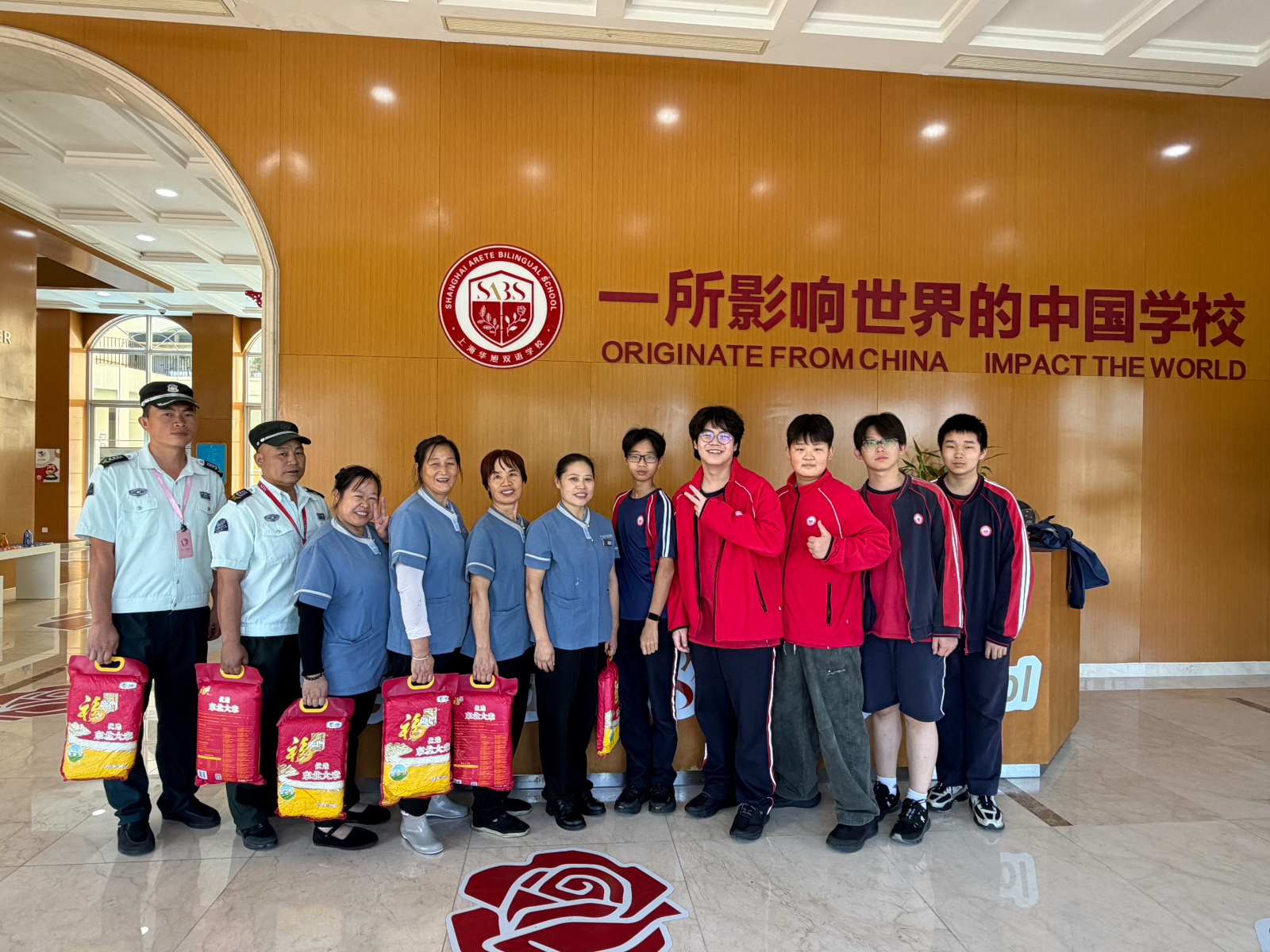 给保安保洁送温暖.jpg 给保安保洁送温暖.jpg